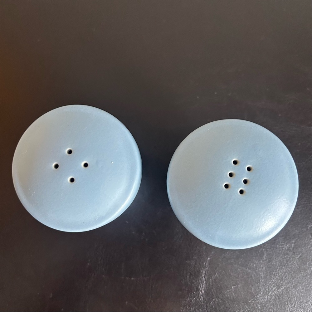 Noritake Colorwave Sky Blue Round Stoneware Salt & Pepper Shakers - Picture 3 of 8